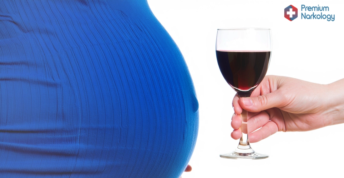 Беременная женщина с бокалом вина