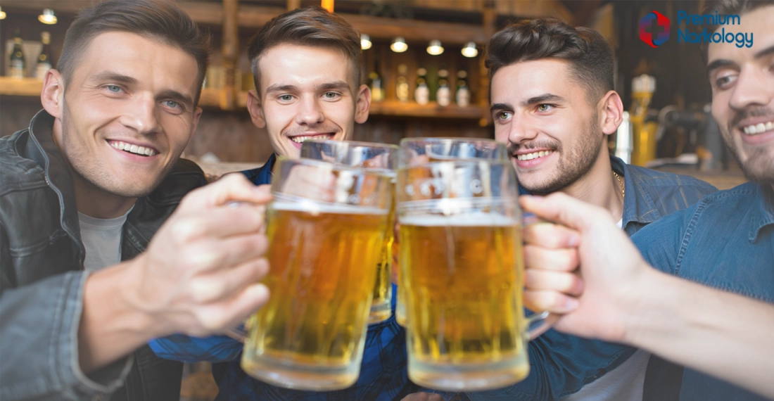 Четверо мужчин с кружками пива в баре