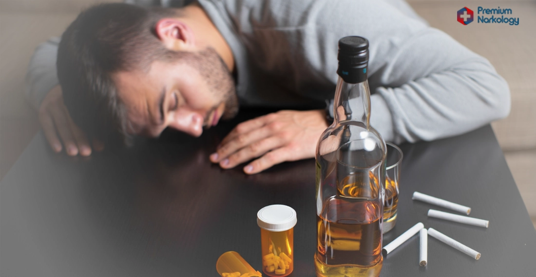 Девушка за столом