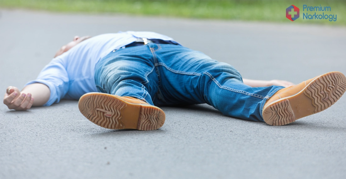 Мужчина без сознания на улице