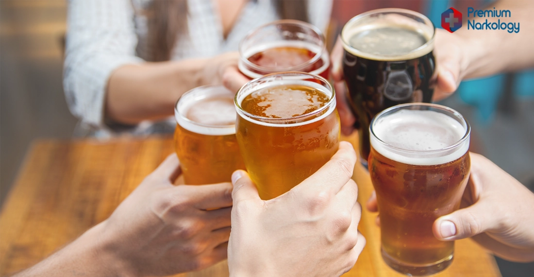 Мужчины со стаканами пива за столом