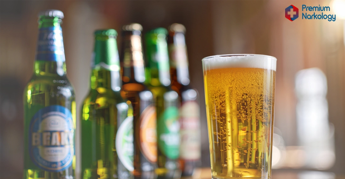 Бутылки пива и стакан на барной стойке