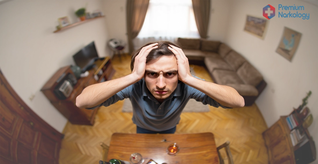 Мужчина закрывает лицо рукой