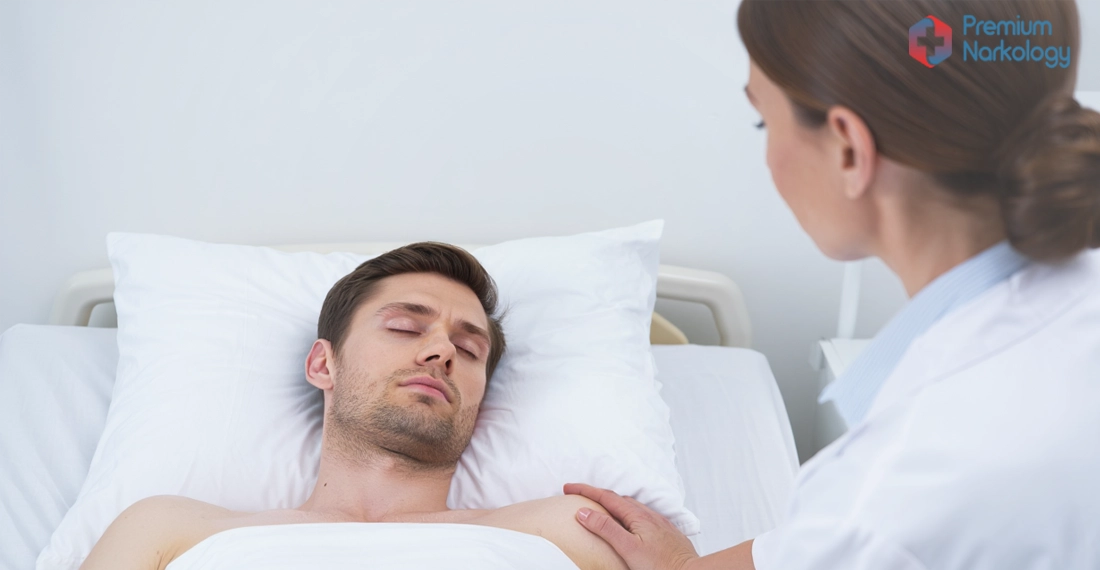 Мужчина на больничной койке в палате клиники