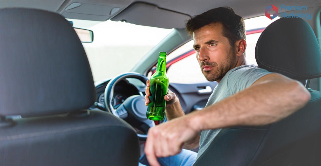 Водитель автомобиля и его пассажир с пивом