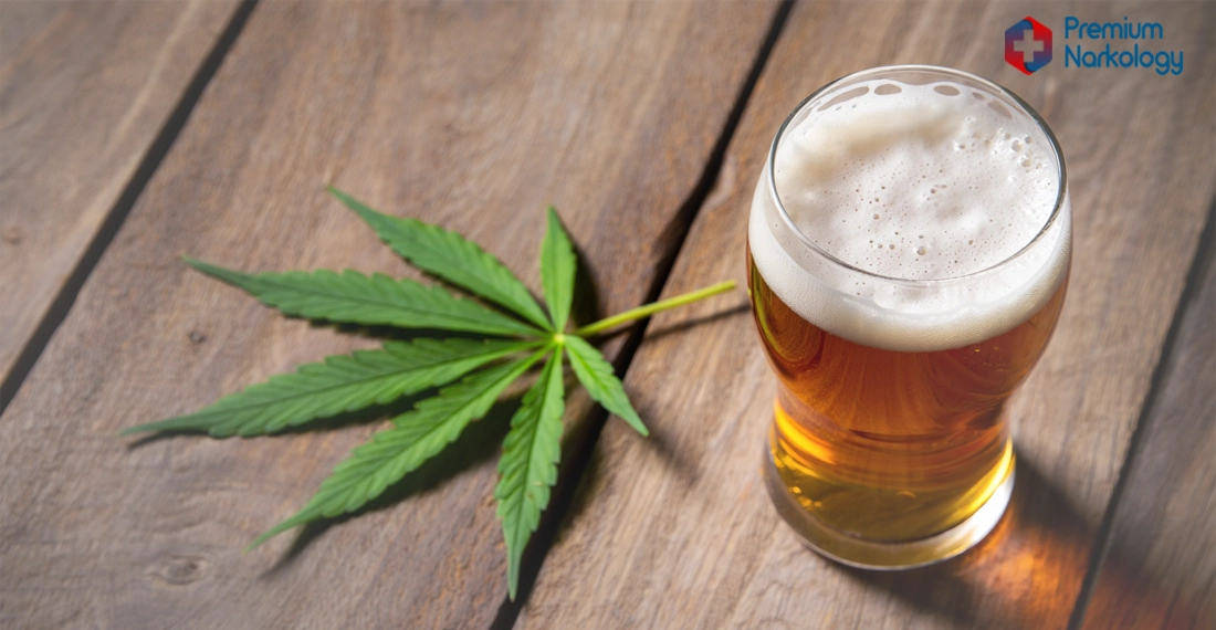 Стакан пива и лист конопли на столе