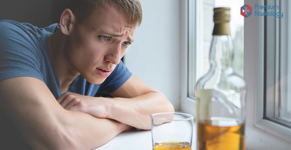 Мужчина у окна