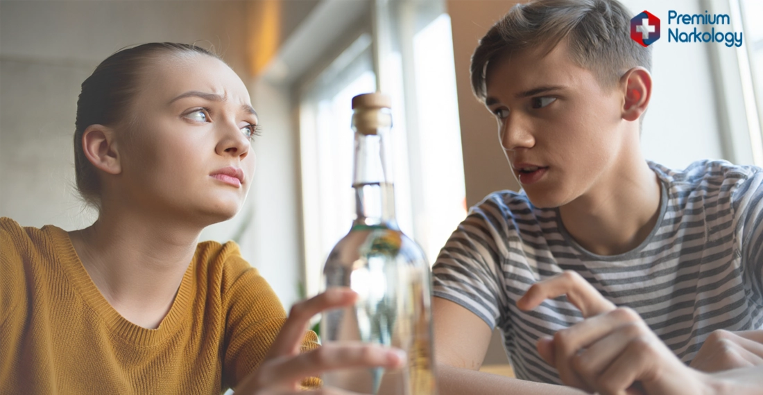 Мужчина держит за руку женщину