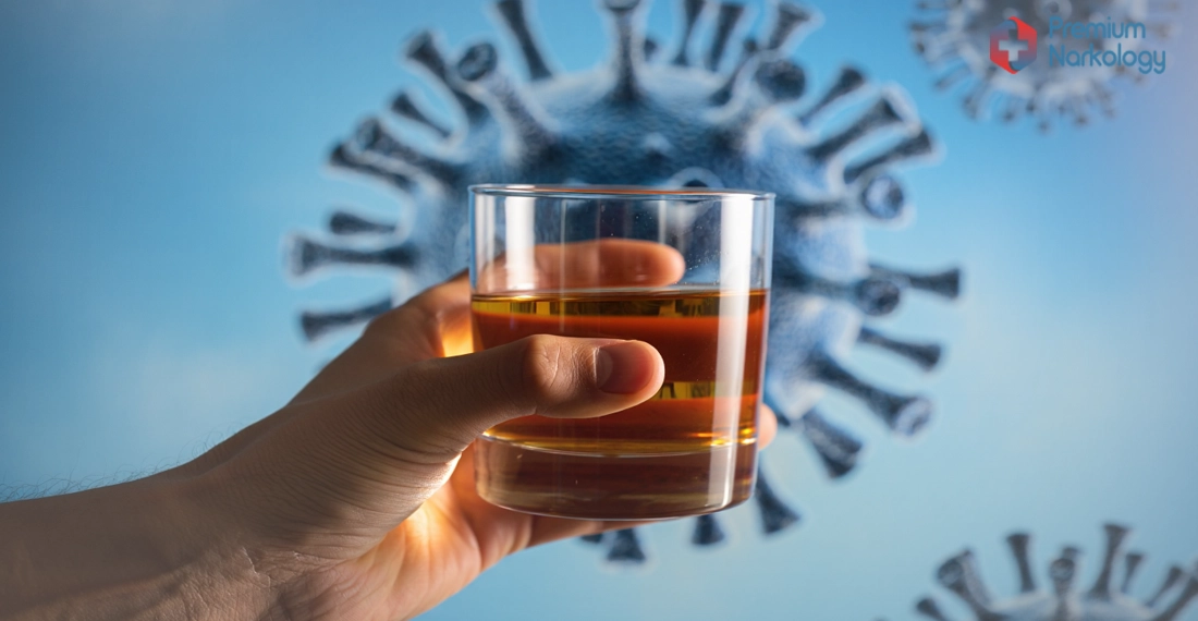 Стакан с алкогольным напитком в руке