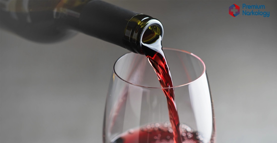 Вино из бутылки льётся с бокал